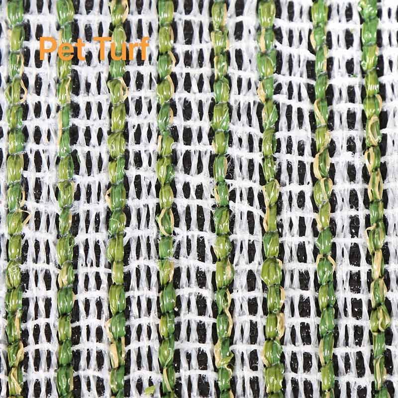 Primer plano de una tela tejida en verde y blanco con el texto naranja «Petra»