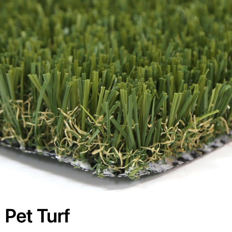 Primer plano de césped artificial verde para mascotas con fibras beige sobre un fondo blanco
