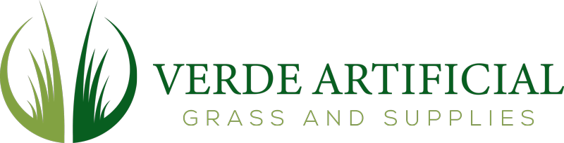 Logotipo de Verde Artificial Grass and Supplies con un icono de césped verde sobre fondo blanco