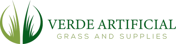 Logotipo de Verde Artificial Grass and Supplies con un icono de césped verde sobre fondo blanco