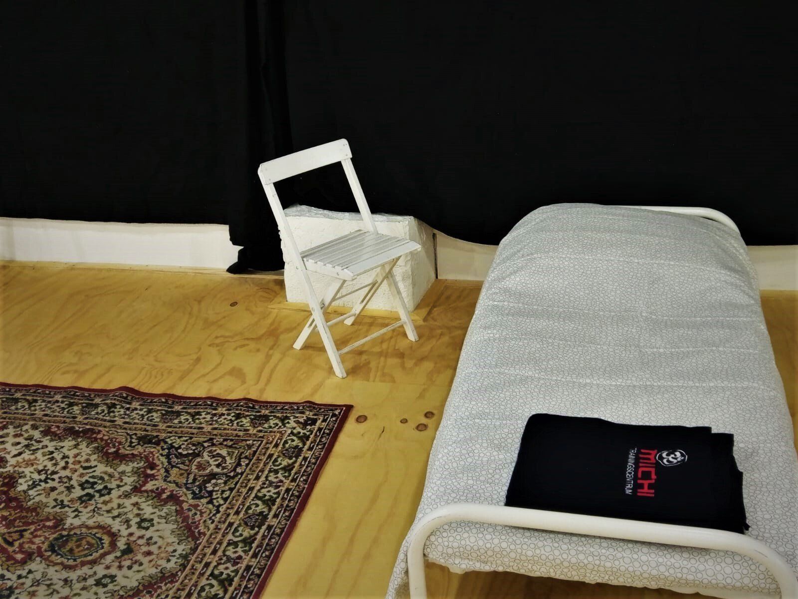 Opgemaakt bed met een stoel