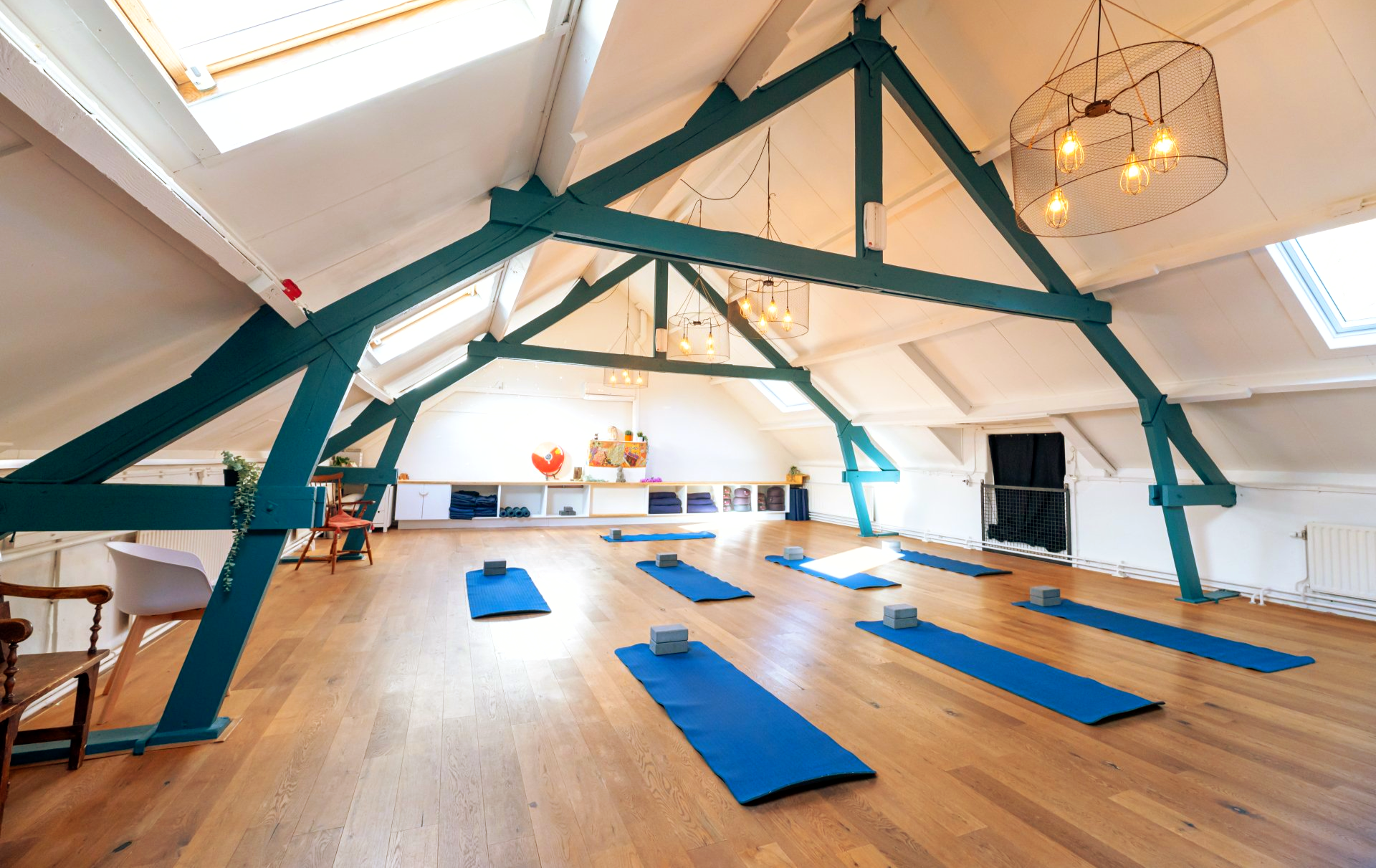 Zolder, vanuit een hoek met yoga matjes