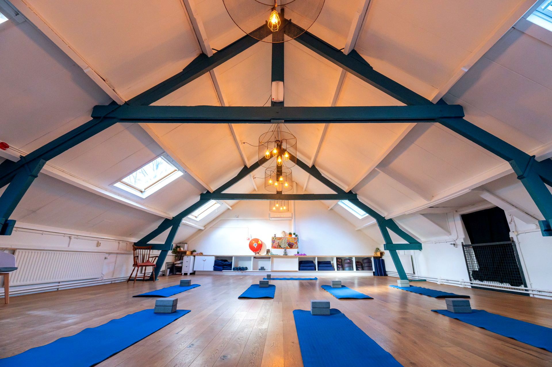 Zolder, in de lengte met yoga matjes