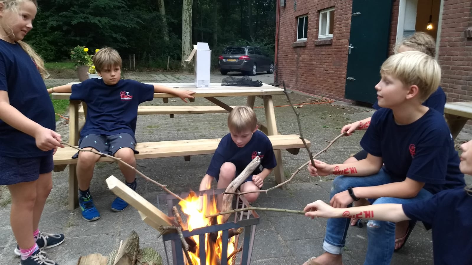 gezellig broodjes bakken boven het vuur karate jeugd kamp