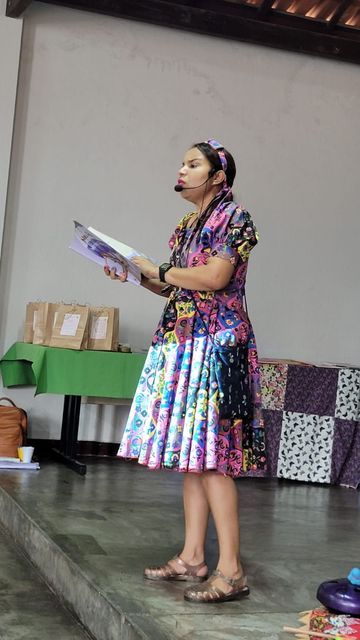 Alessandra Nogueira na contação de história.