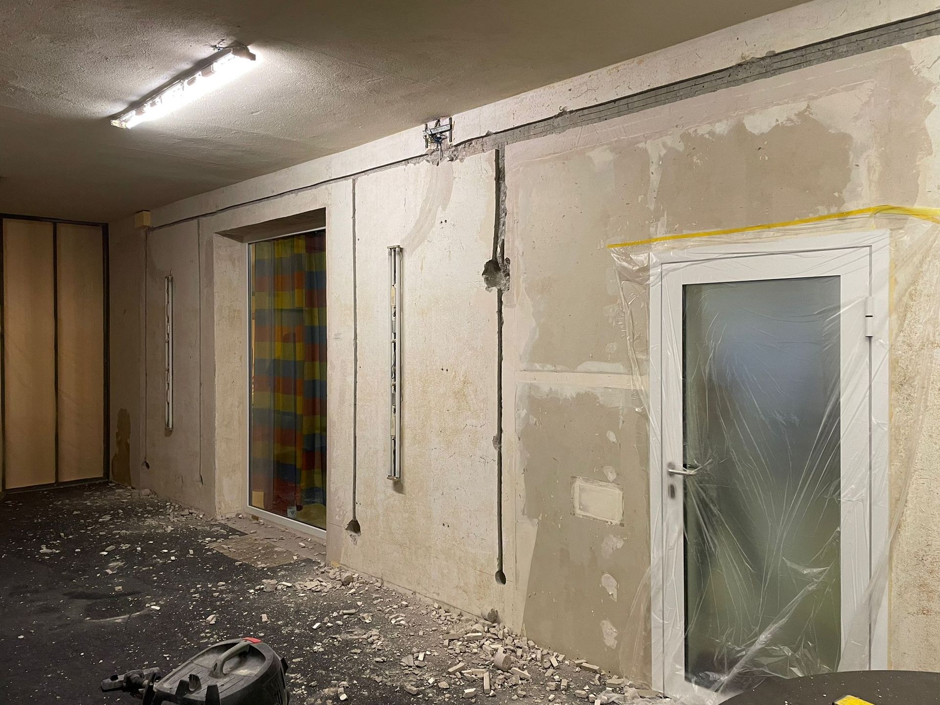 Ein Raum mit einer Tür und einer Wand, der umgestaltet wird.