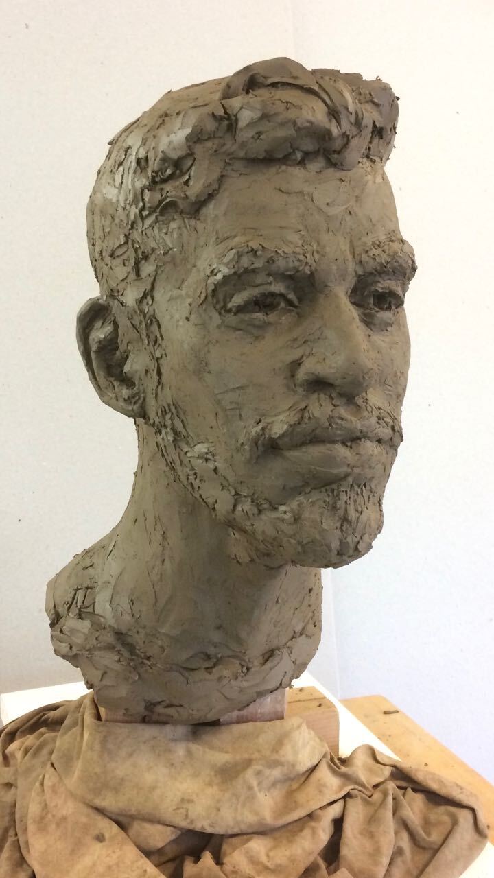 Victor, 31 jaar:  42 cm H, fijne zwarte chamotte, sokkel elzenhout - 2020
