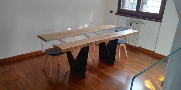 Tavolo in legno e vetro