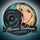Een rond logo voor Marion Bakkum Fotografie met een afgebeelde persoon die een professionele camera vasthoudt.