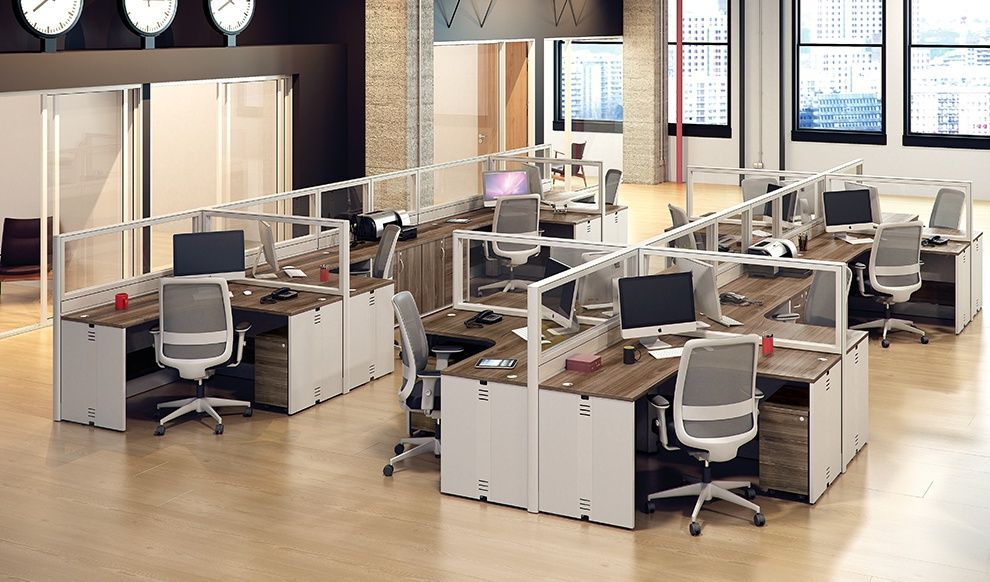 plataforma de trabalho com mesas pé painel e biombos em vidro