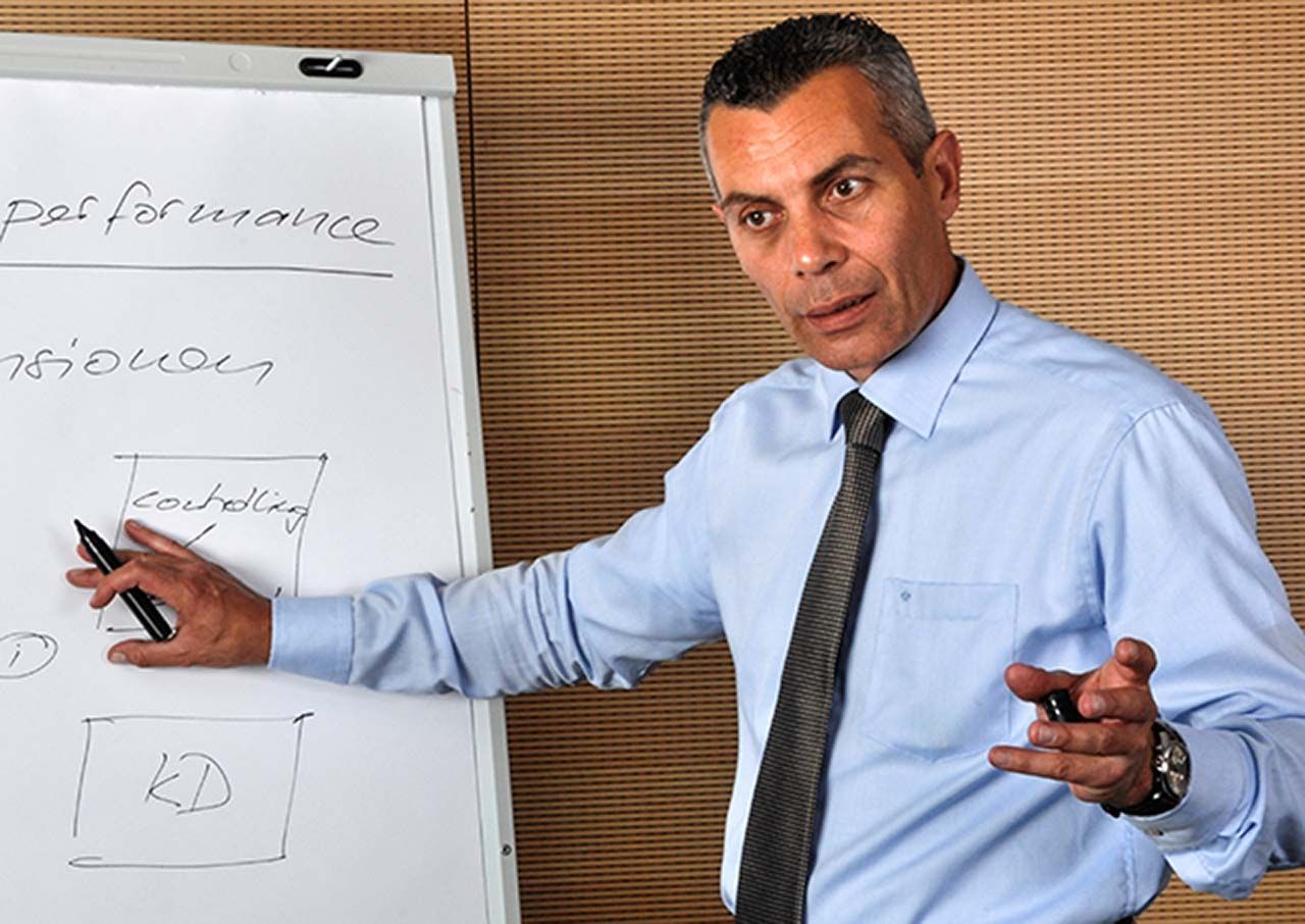 Andreas M. Montemitro vor einem Flipchart