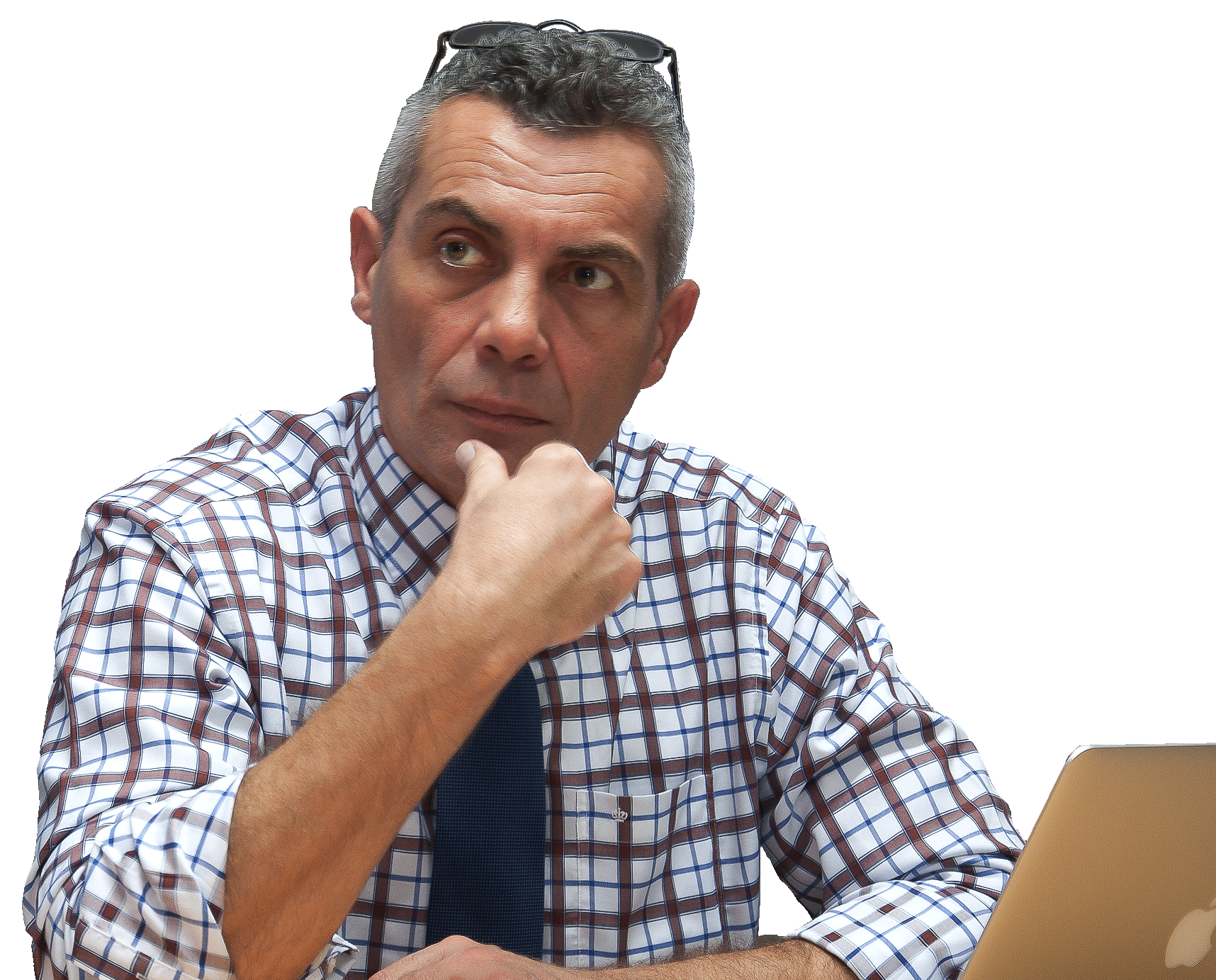 Andreas M. Montemitro sitzt vor einem Laptop.