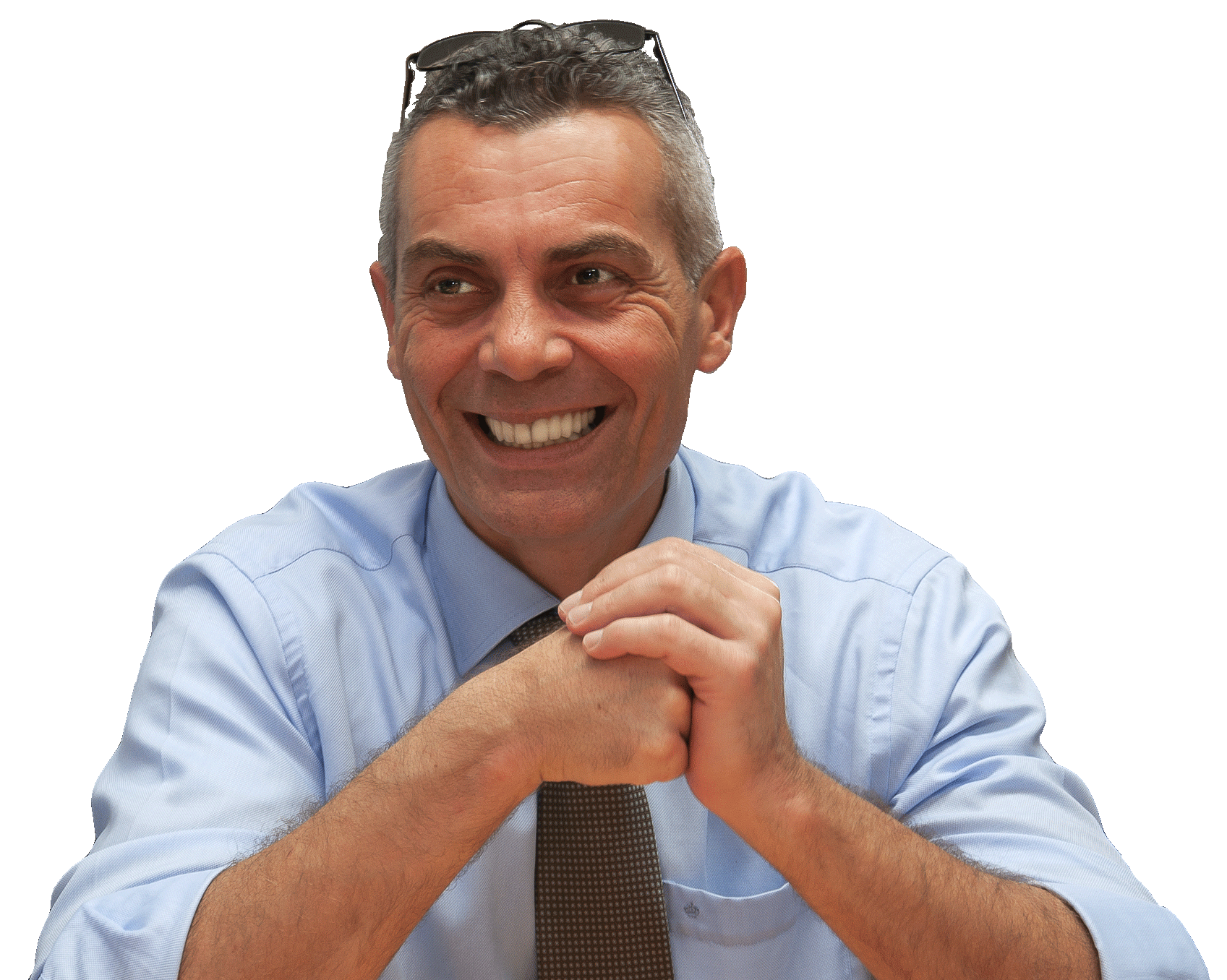 Andreas M. Montemitro lächelt mit gefalteten Händen