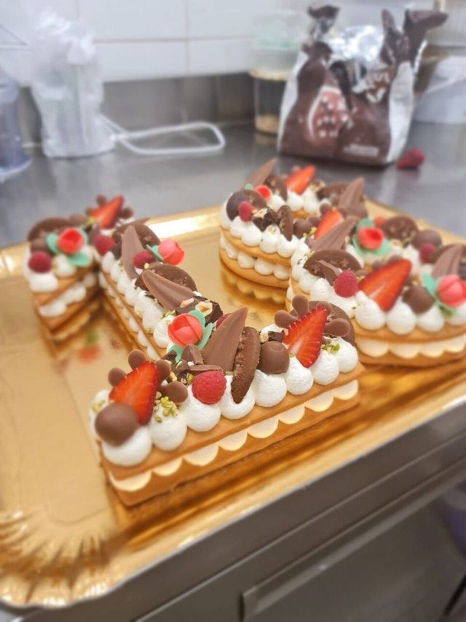 torta per diciottesimo della pasticceria a Roma Ostiense