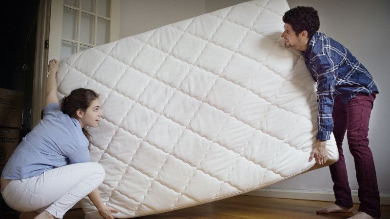 Make sure you have enough help when lifting up your mattress; do not lift by yourself!