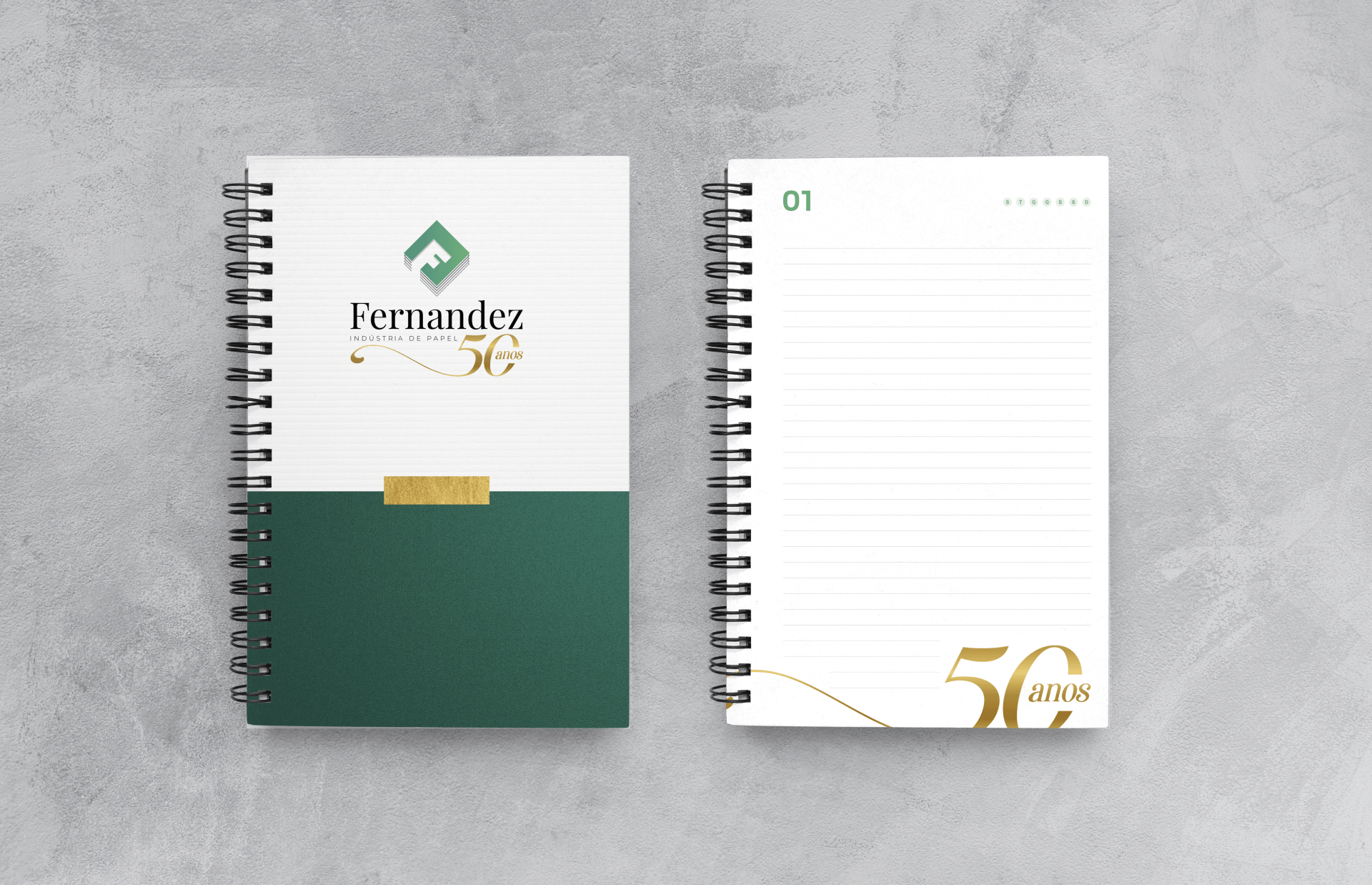 Um caderno espiral verde e branco com o número 50 nele