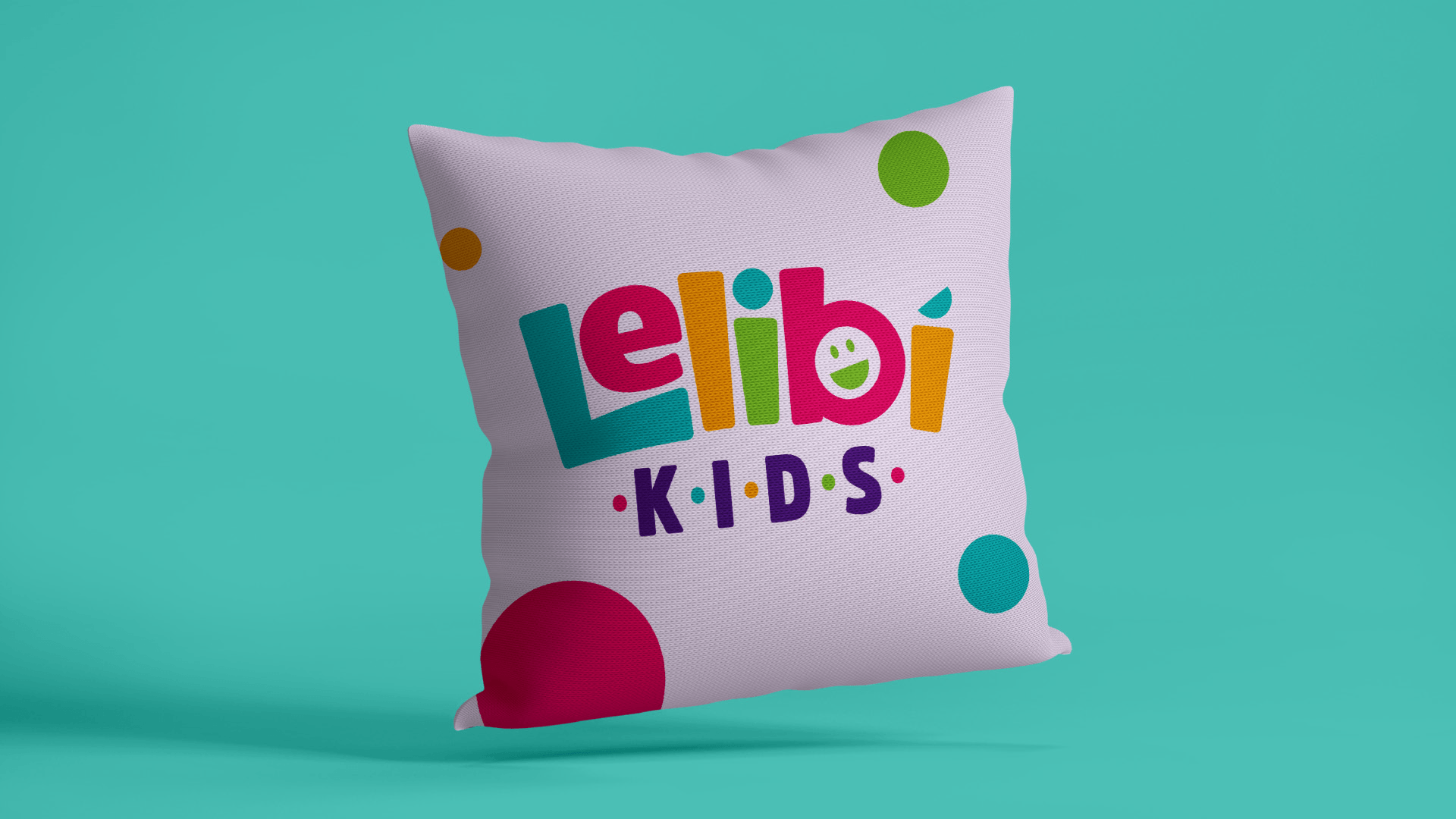 Uma almofada rosa com o logotipo da Lelibri Kids está flutuando no ar.