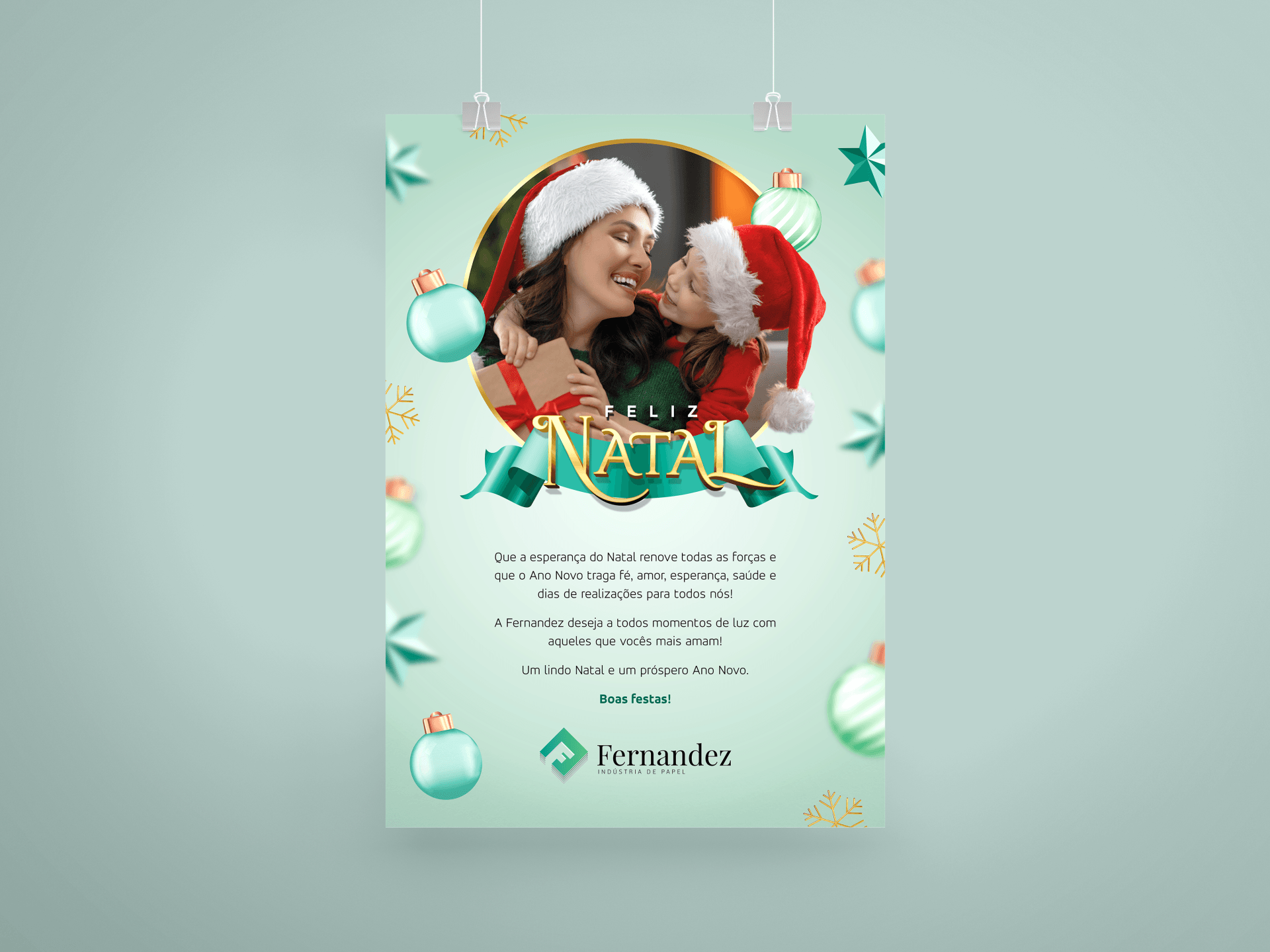 Um pôster de Natal com uma mulher e uma criança usando chapéus de Papai Noel.