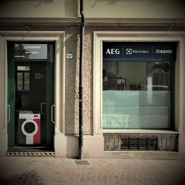 Negozio di piccole dimensioni con ingresso accessibile ai disabili e vetrina con i loghi di AEG, Electrolux e Zoppas.