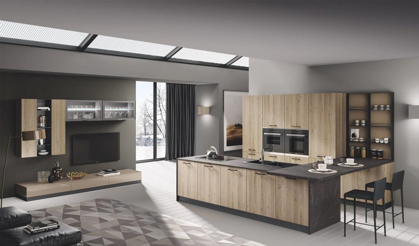 Cucina moderna con mobili in legno, ripiani scuri e isola con sgabelli. Pareti, finestra e TV grigie.