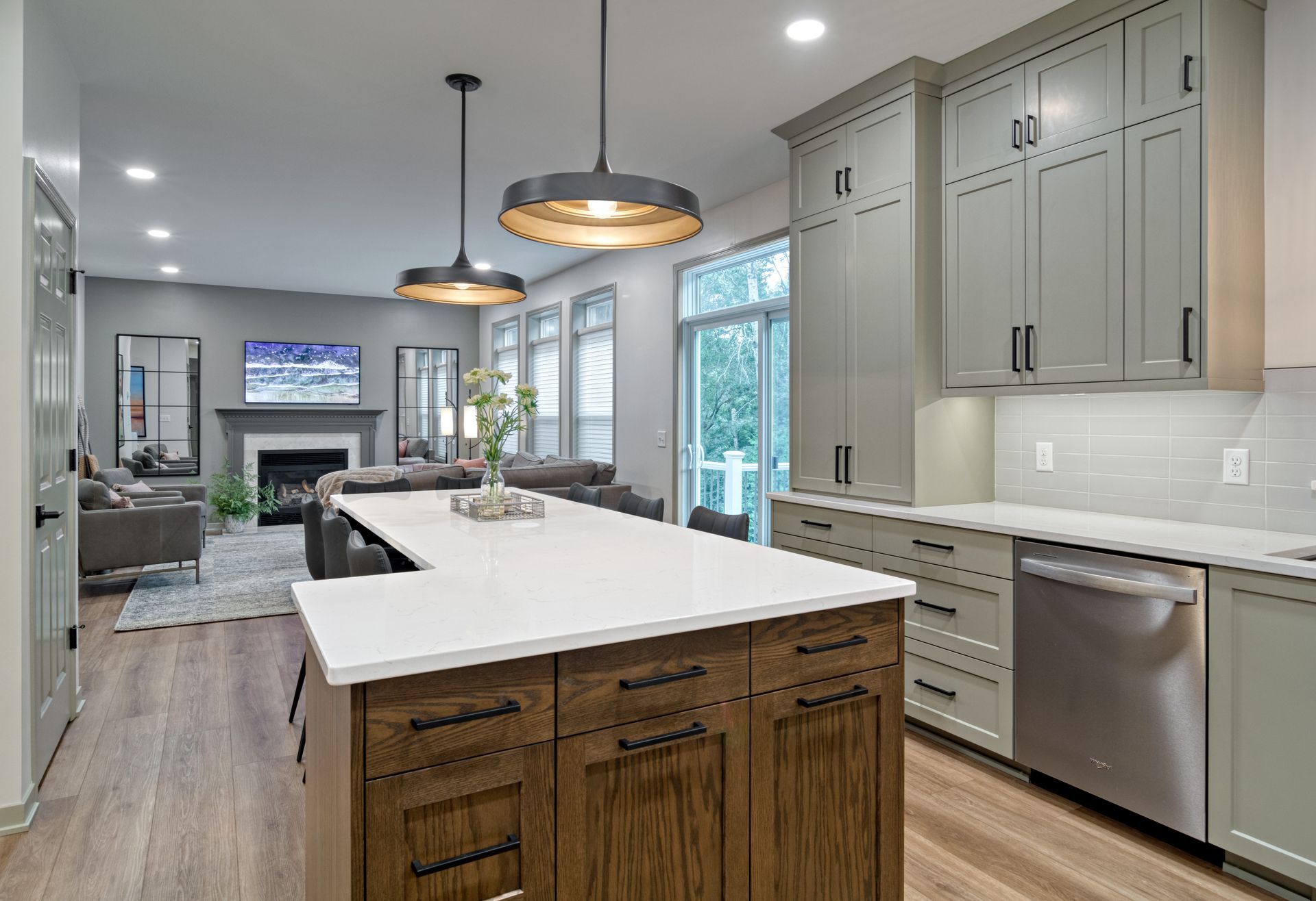Kitchen by Dercon Construction Services Inc.
