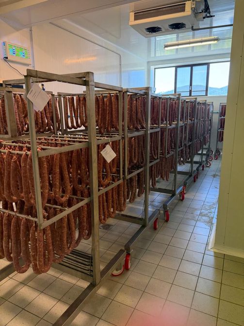 Salume stagionato appeso in cantina