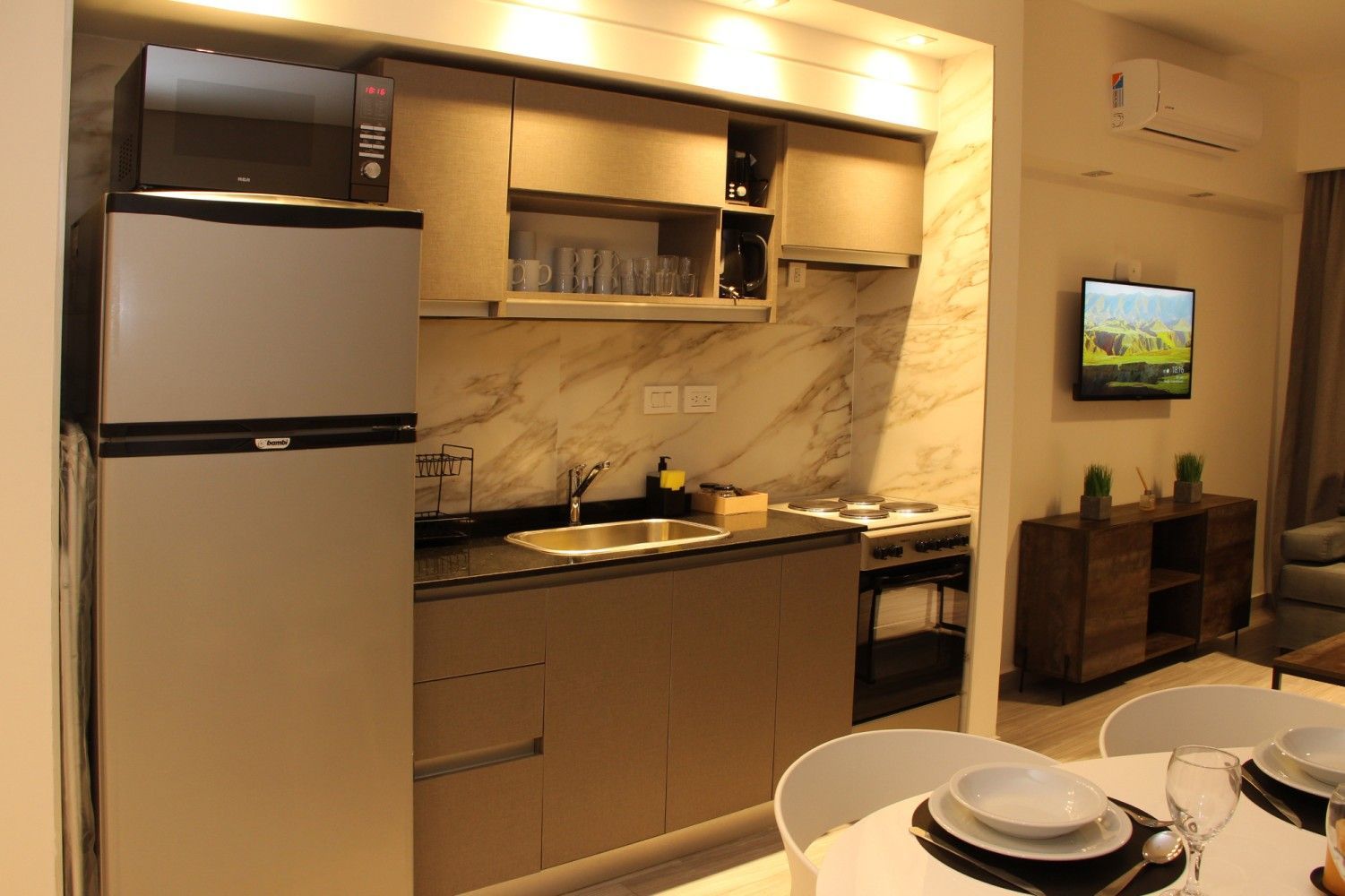 Cocina con heladera, bacha y mesa de comedor, departamento en Le Coq