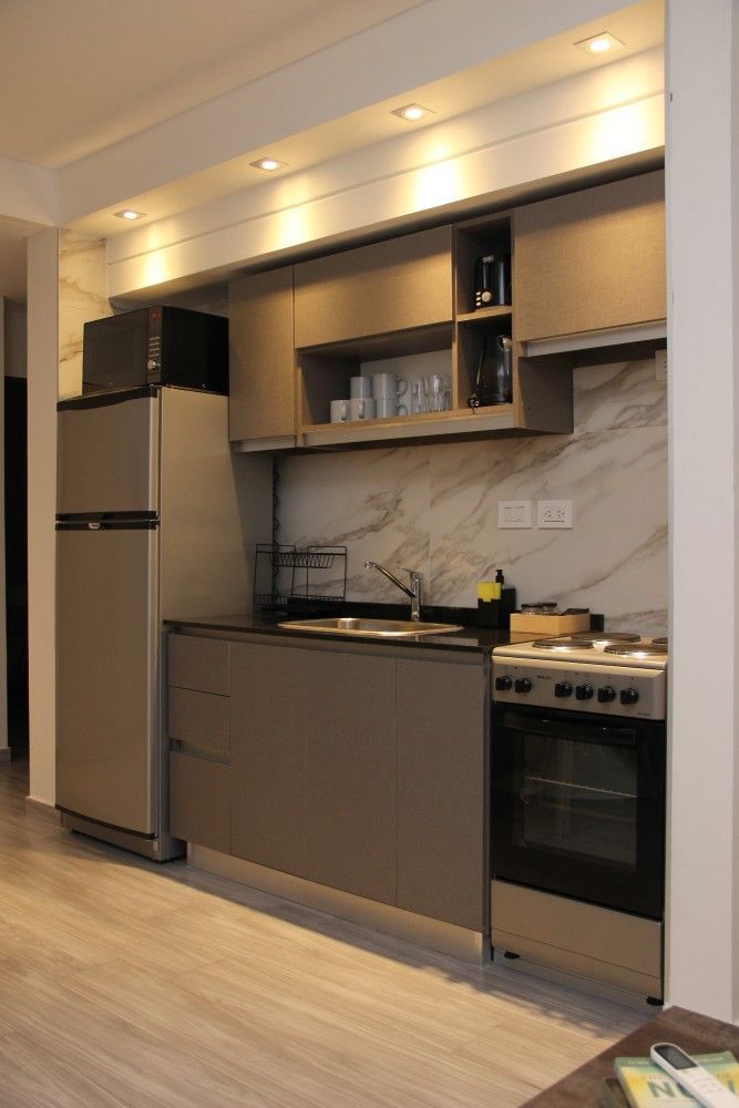 Cocina con heladera, anafe y alacenas, departamento en Le Coq