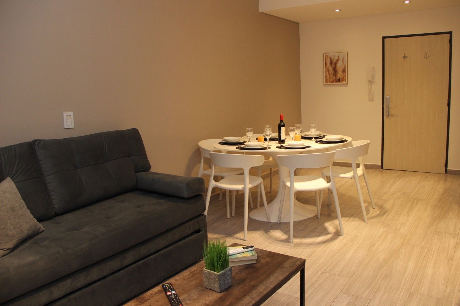 Living con sillón y mesa de comedor, departamento de 2 dormitorios en Le Coq
