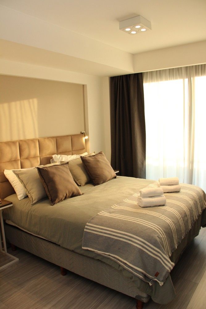 Dormitorio con cama doble y luz natural, departamento de 2 dormitorios en Le Coq, Abasto