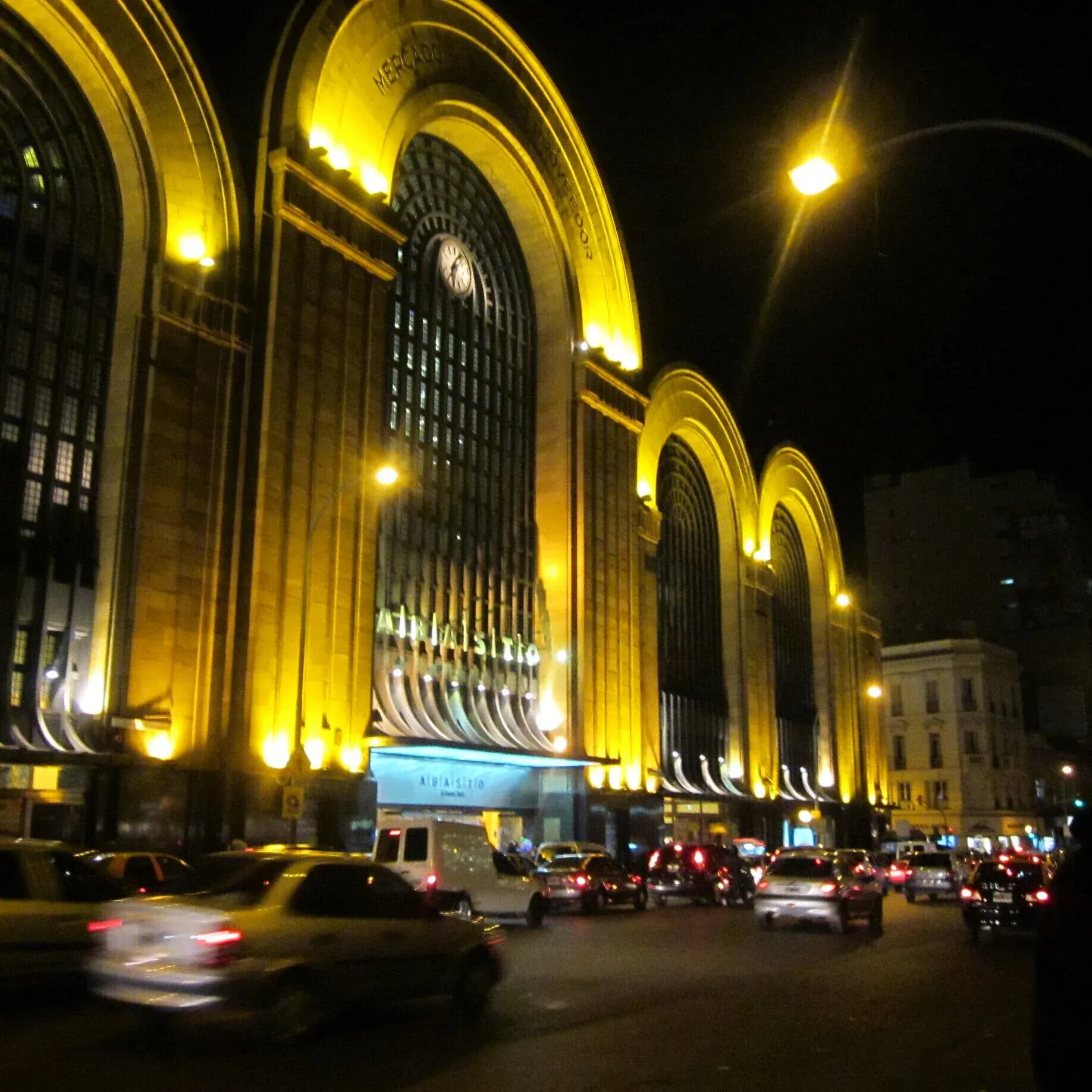 Fachada del Abasto de noche, cerca de Le Coq, en el barrio de Abasto, Buenos Aires