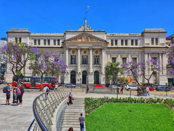 Facultad de Medicina y Plaza Houssay, cerca de College Tower, en la zona de Facultades, Buenos Aires