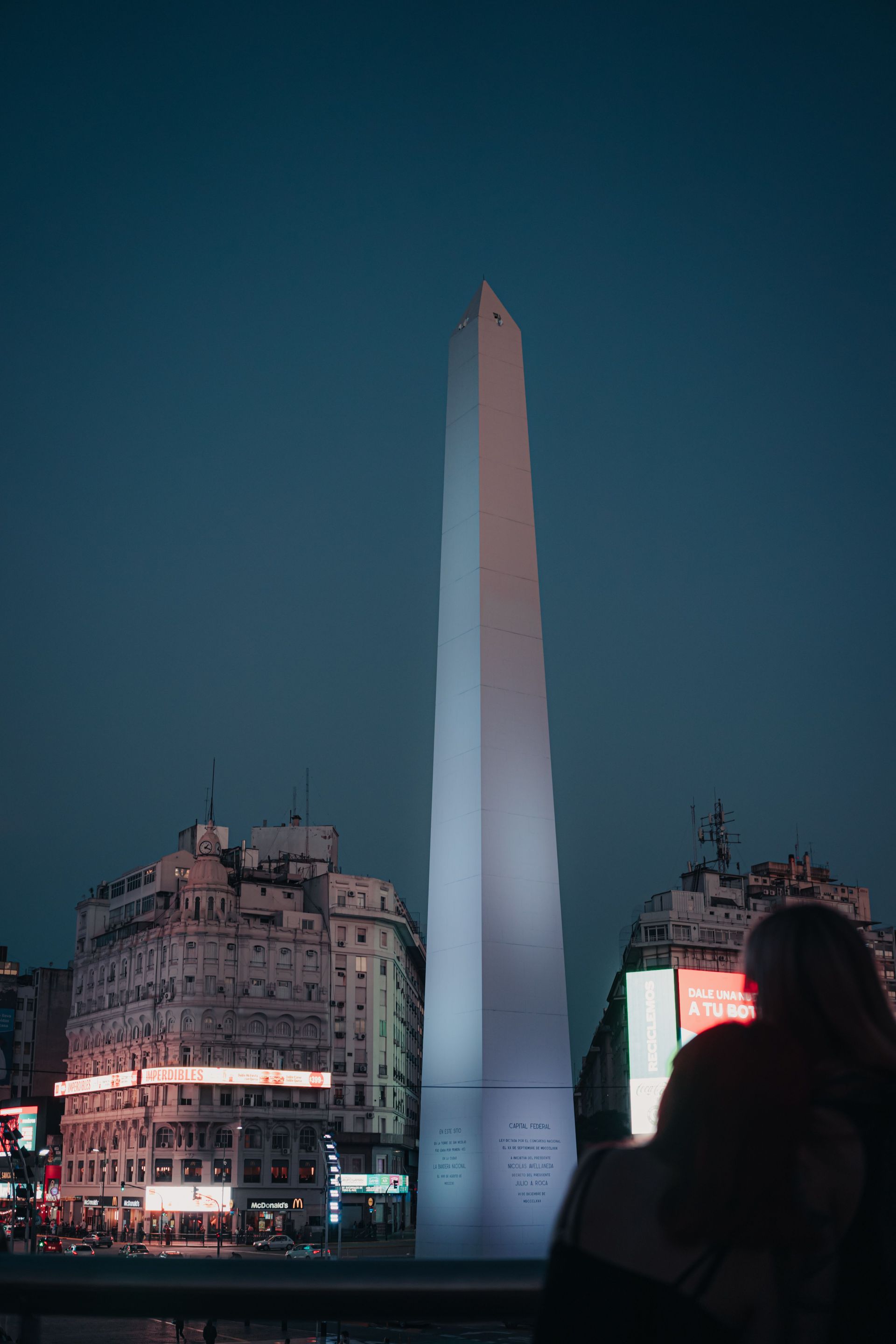 Obelisco de Buenos Aires iluminado al atardecer, en el centro de la ciudad