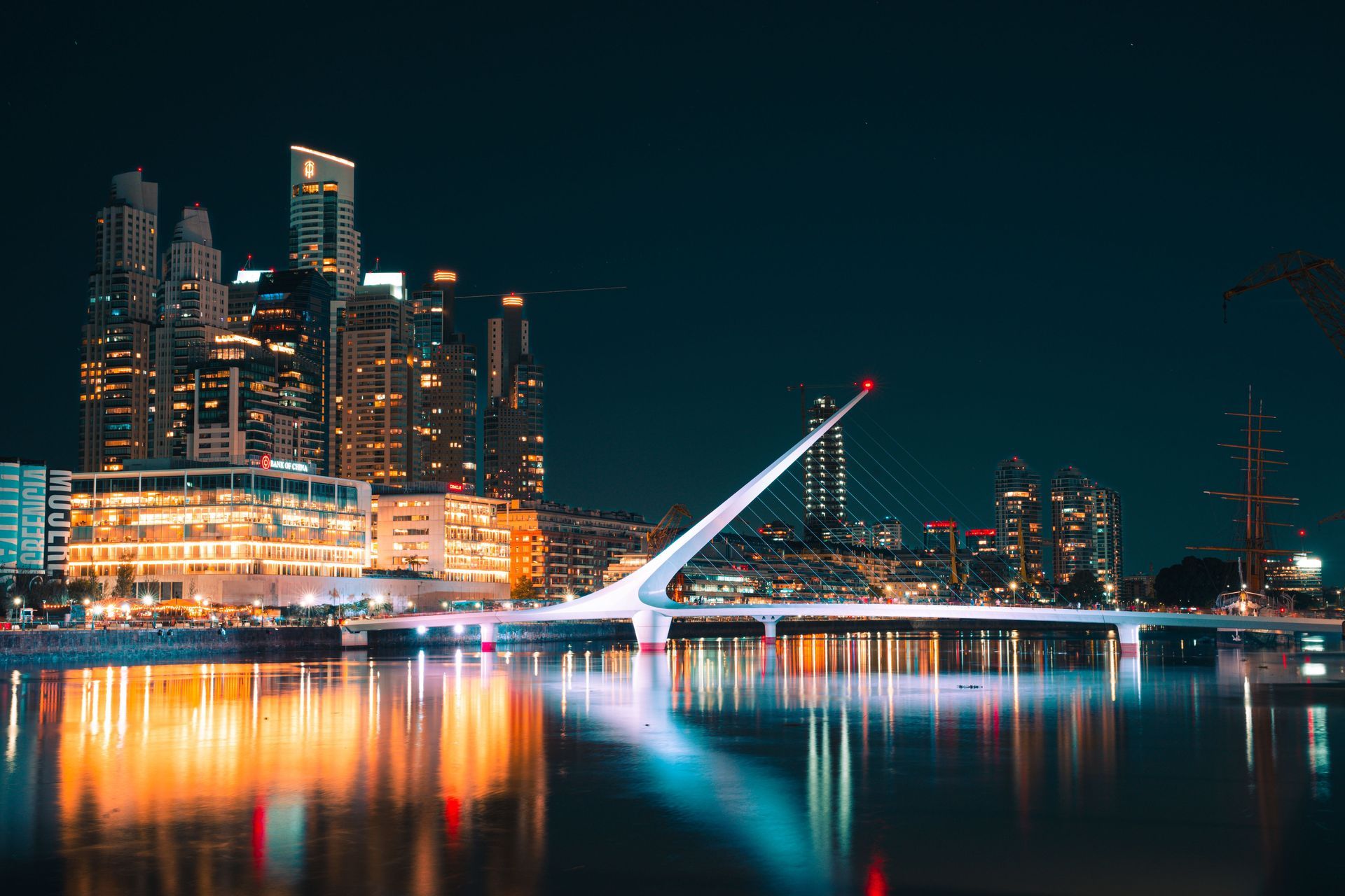 Puente de la Mujer y edificios de Puerto Madero iluminados de noche, Buenos Aires