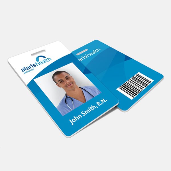 Una tarjeta de identificación azul para John Smith RN