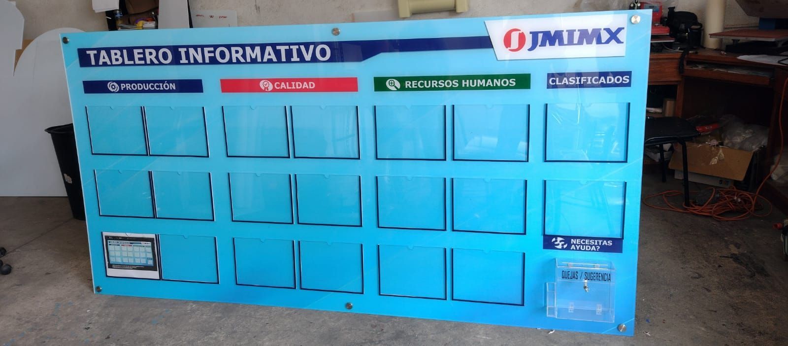 Un cartel azul que dice tablero informativo.