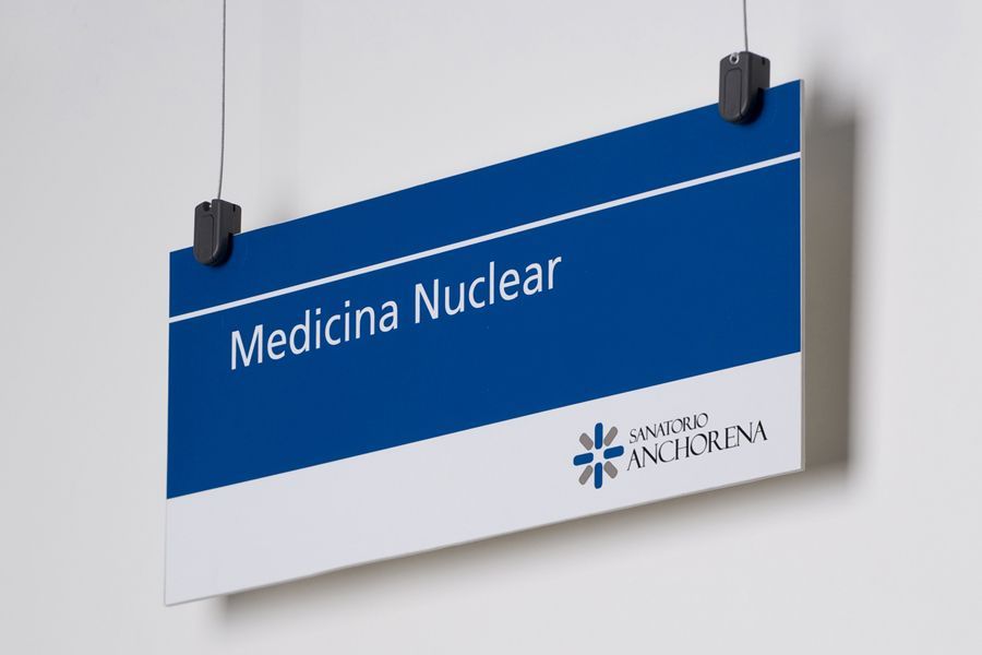Un cartel azul y blanco que dice medicina nuclear.