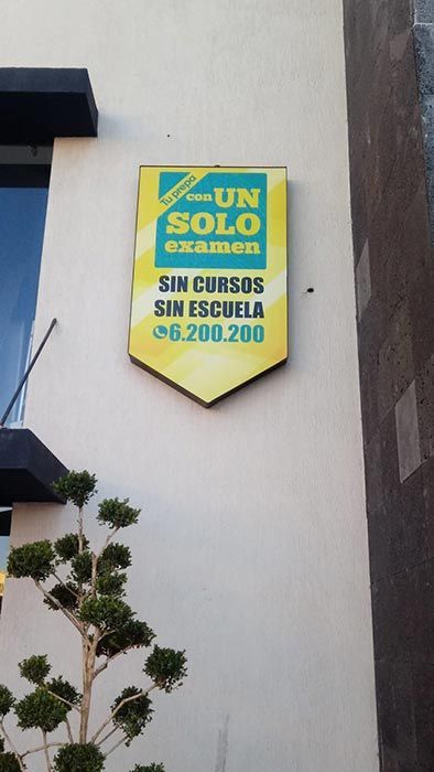 Un cartel en el costado de un edificio que dice un solo examen