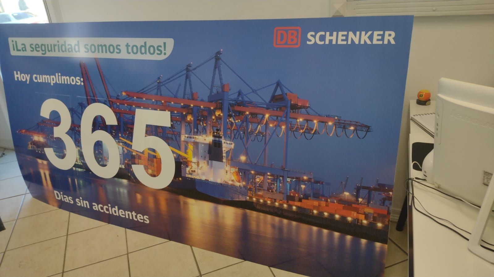 Un gran cartel que dice 365.