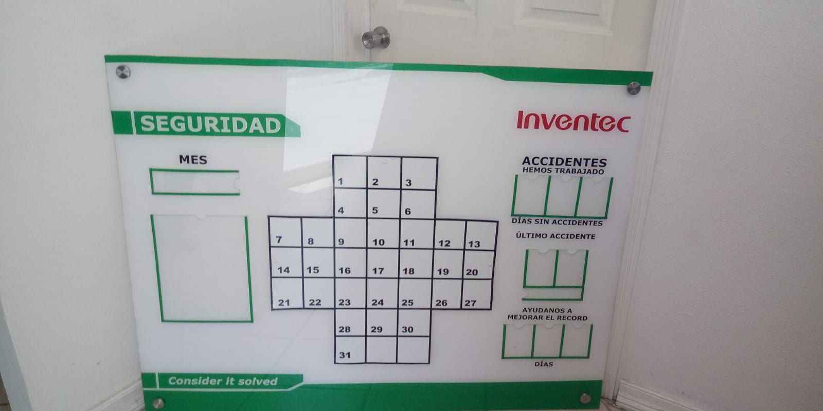 Una pizarra blanca con la palabra inventec escrita en ella