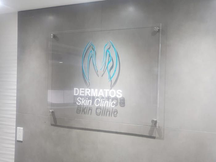 Un cartel que anuncia la clínica de piel de Dermatología está colgado en una pared.