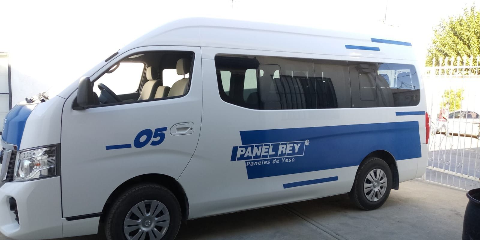 Una furgoneta blanca con el número 05 en el lateral.