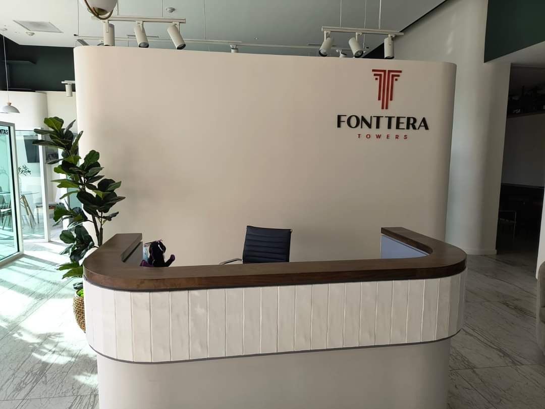 Una pared blanca con la palabra fontira escrita en ella