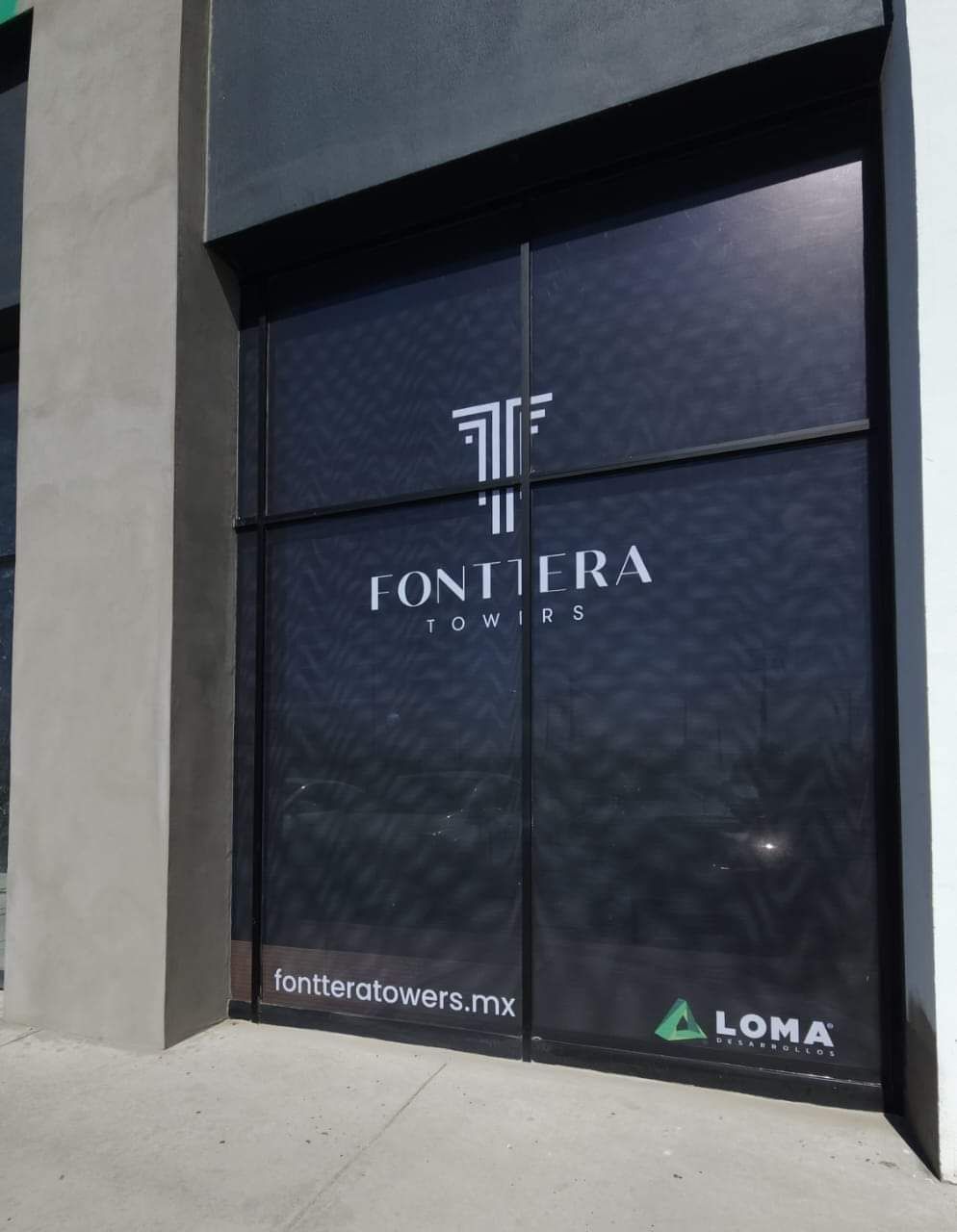 Un edificio con un cartel que dice fontiera.