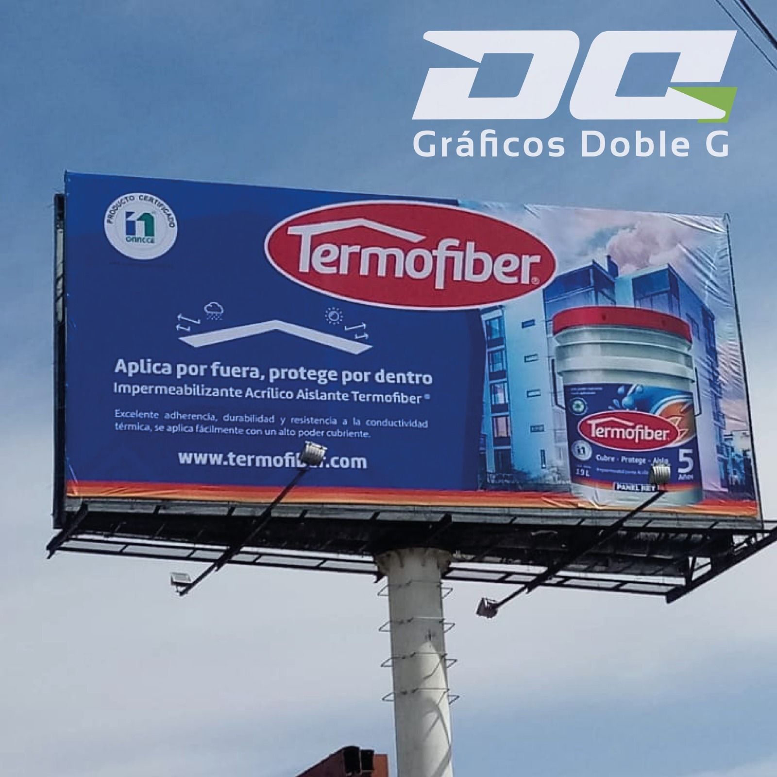 Un cartel publicitario de termofibra contra un cielo azul