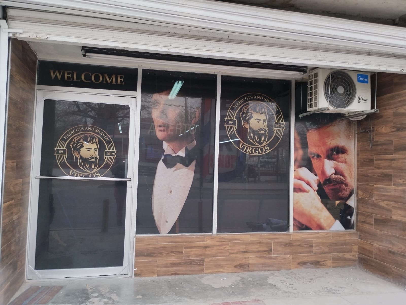 Una barbería con un cartel que dice bienvenido