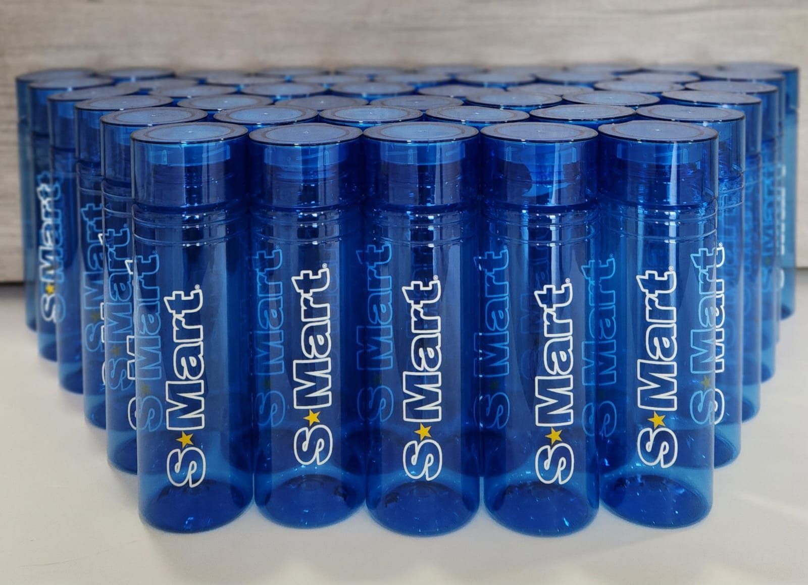 Un montón de botellas azules con la palabra SMART escrita en ellas.