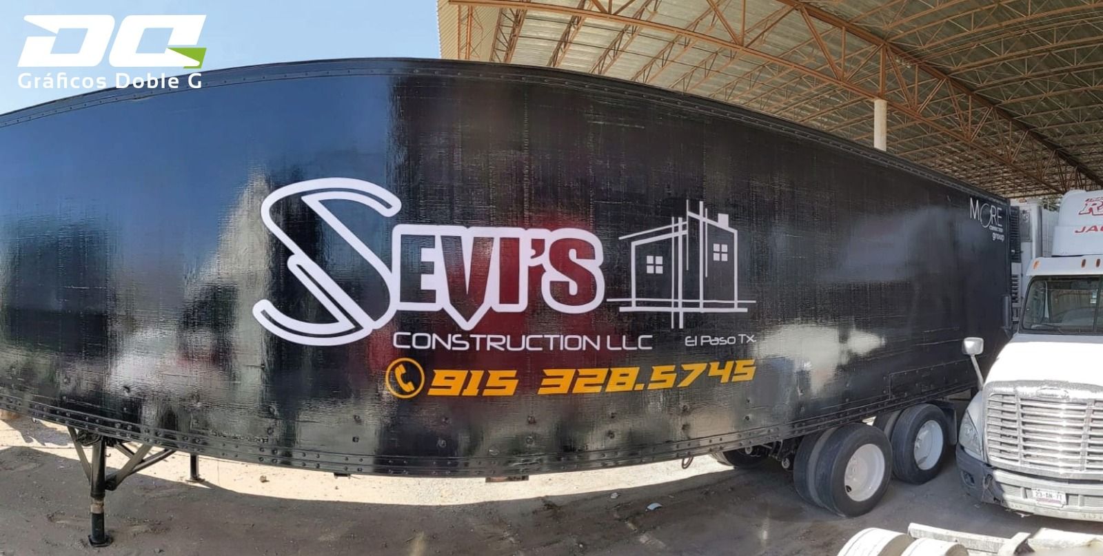 Un camión semirremolque negro con la palabra sevis en él
