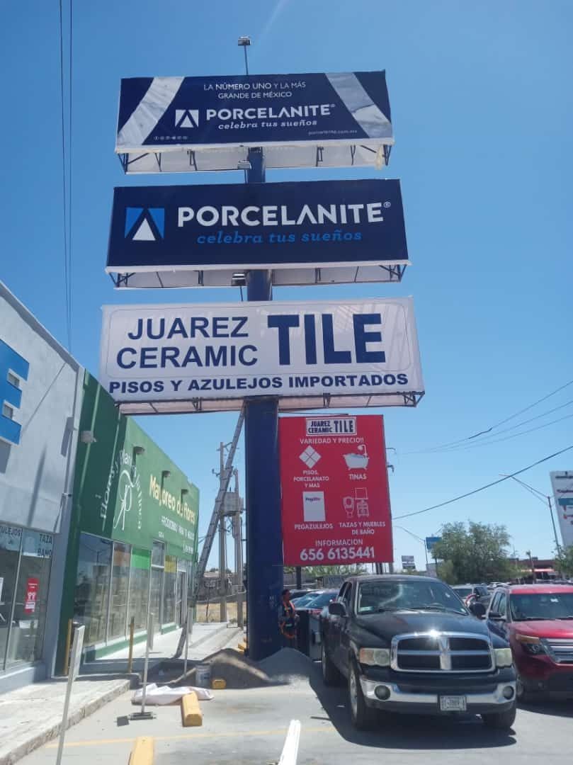 Un gran cartel publicitario para azulejos cerámicos de Juárez.