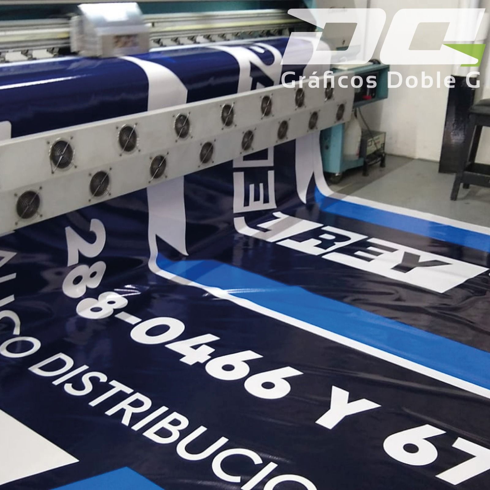 Un cartel azul y blanco que dice jeep.
